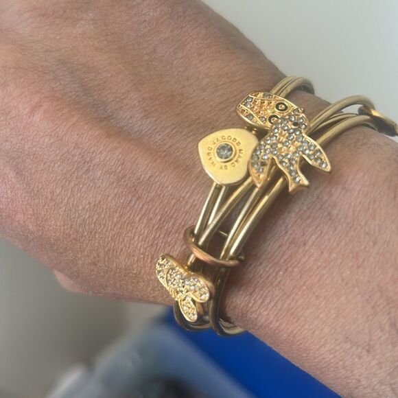 Marc Jacob's Signed Gold Tone Women's Bracelet - Picture 4 of 4